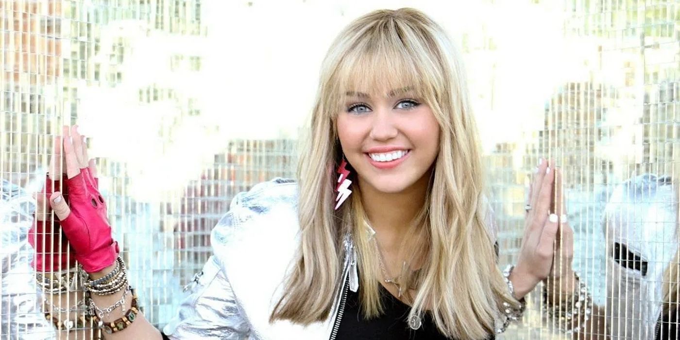 Mailija Sairusa pozē blakus spoguļu flīzēm Hannah Montana. 