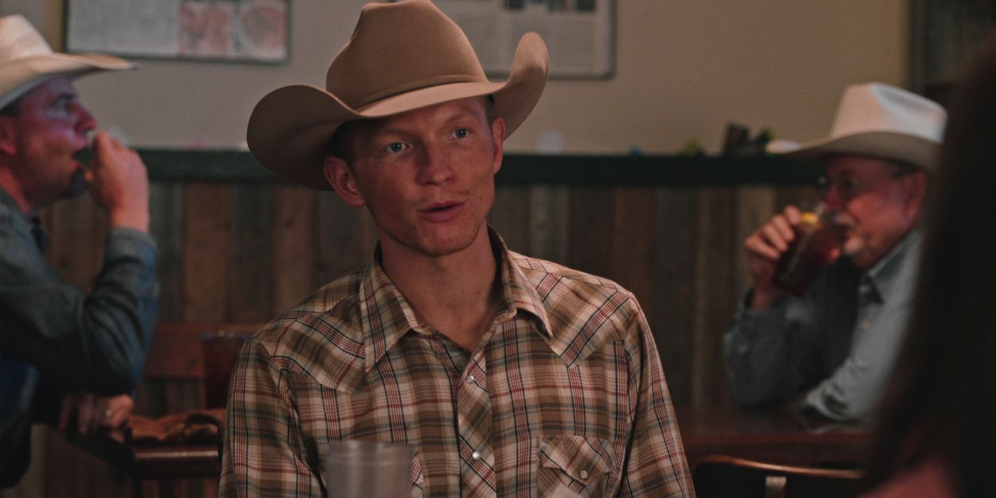 Jefferson White, Jimmy'nin Yellowstone'da kovboy şapkası giyen bir barda otururken, korkak için nezaket yok.