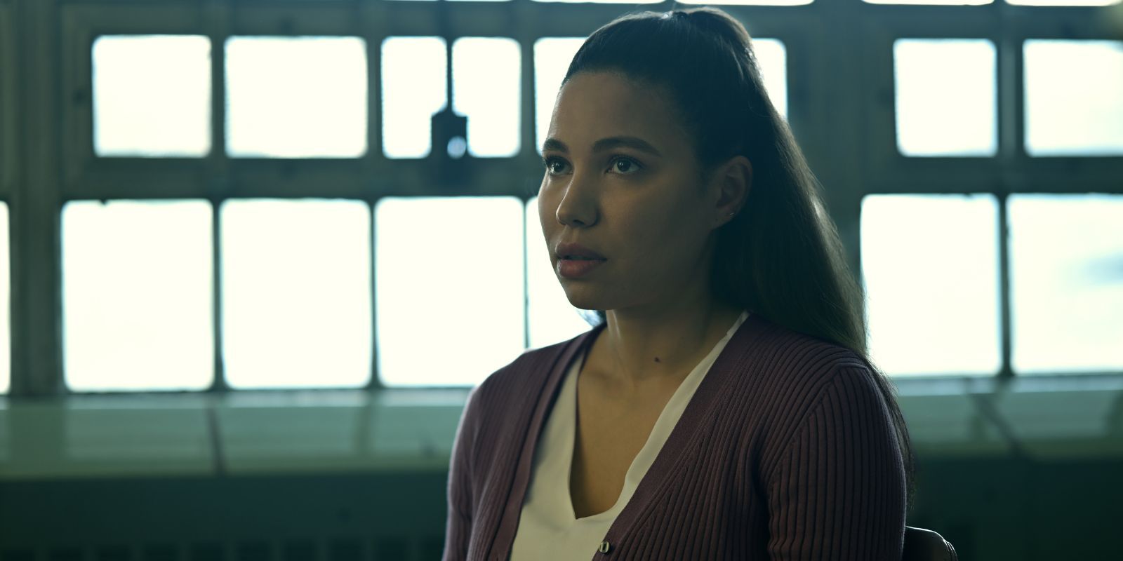 Jurnee Smollett parecendo que está prestes a chorar de fumaça