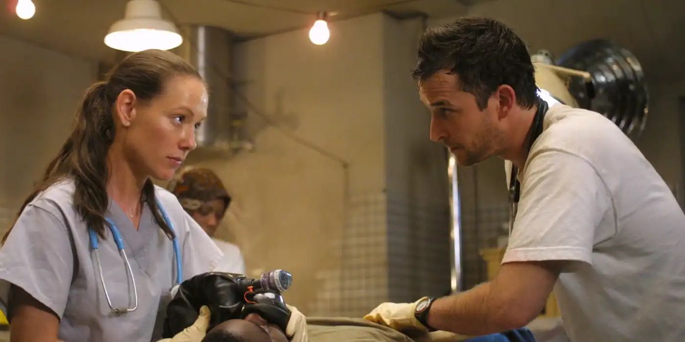 John Carter (Noah Wyle) and Gillian (Simone-Elise Girard) trying to save a patient on a table