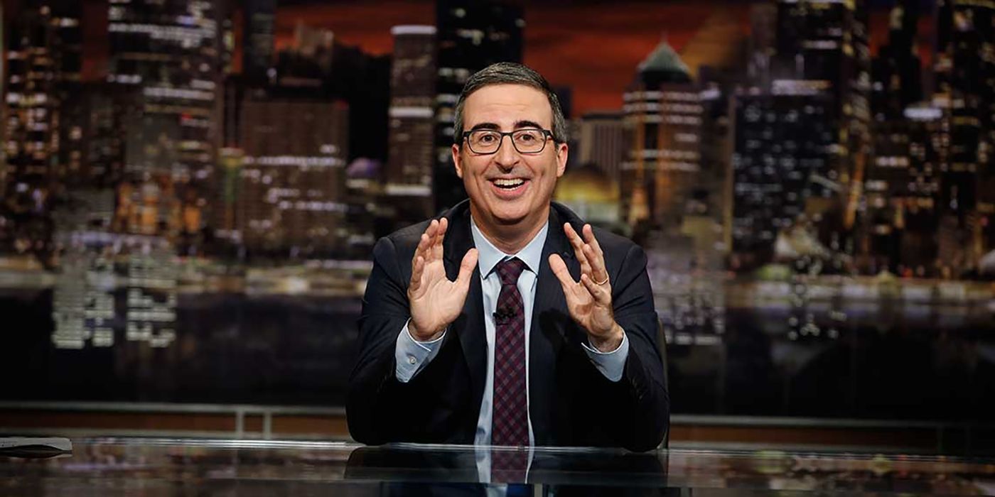 John Oliver com as mãos fora falando atrás da mesa na semana passada hoje à noite com John Oliver.