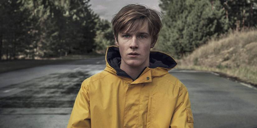 Louis Hofmann standing in a road in Dark.