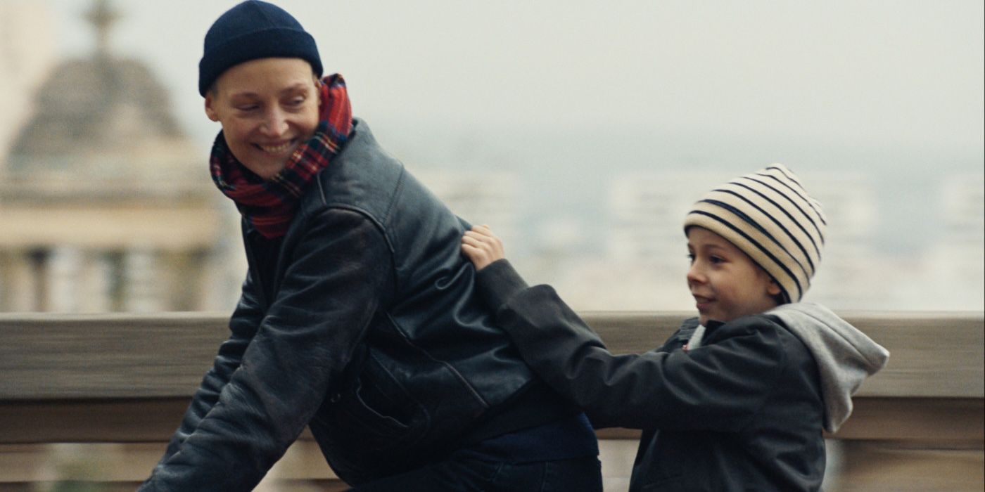 Vicky Krieps como Clémence e Viggo Ferreira-Redier como Paul andando de bicicleta me amor
