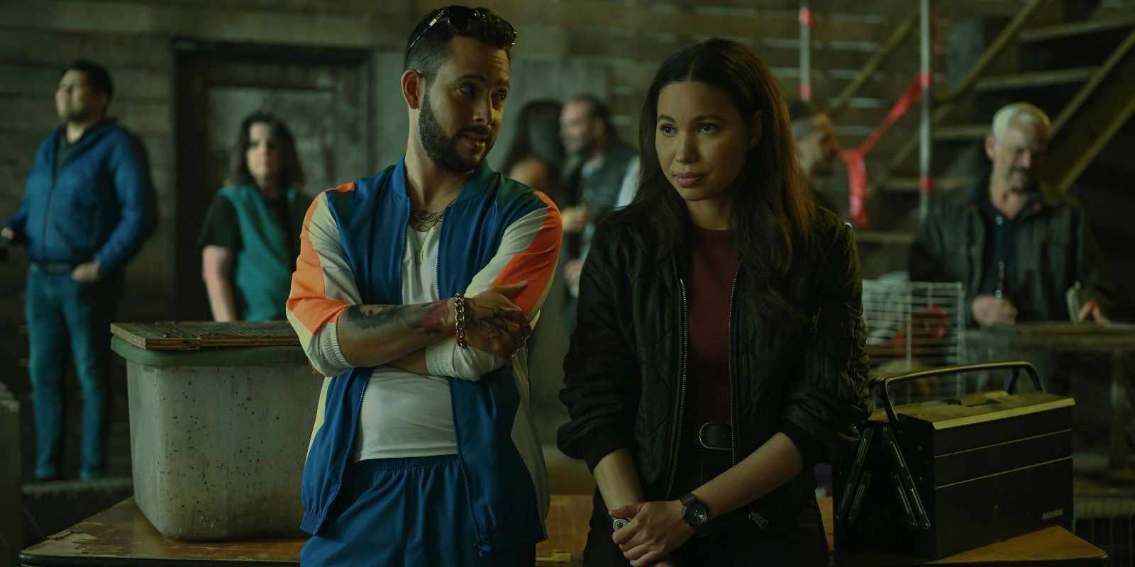 Mishka Thébaud e Jurnee Smollett conversando em fumaça