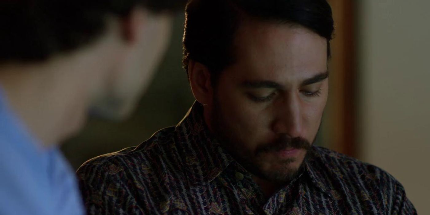 Alberto Ammann looking down in disappointment in Narcos, "Todos Los Hombres del Presidente"