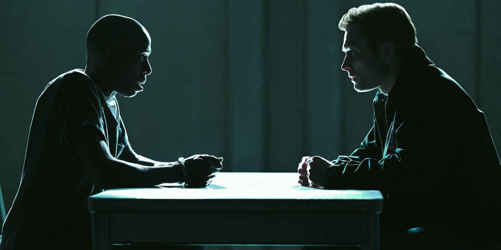 Ntare Guma Mbaho Mwine ve Taron Egerton dumanda konuşuyor
