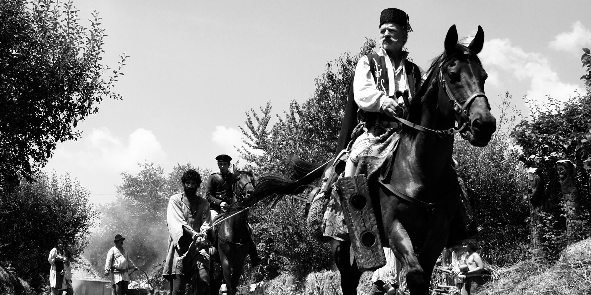लोग 'Aferim!' में होरबैक पर सवार लोग