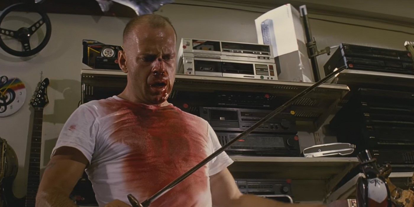 pulp-fiction-bruce-willis-as-butch-holding-a-samurai-sword