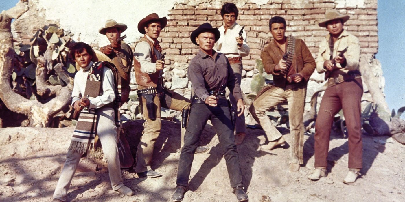 Sete cowboys em pé juntos, apontando armas à frente em troca dos sete