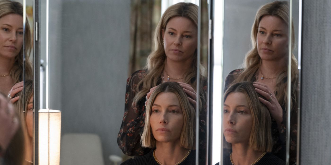 Elizabeth Banks e Jessica Biel como Nicky e Chloe olhando para um espelho em 'A melhor irmã'.