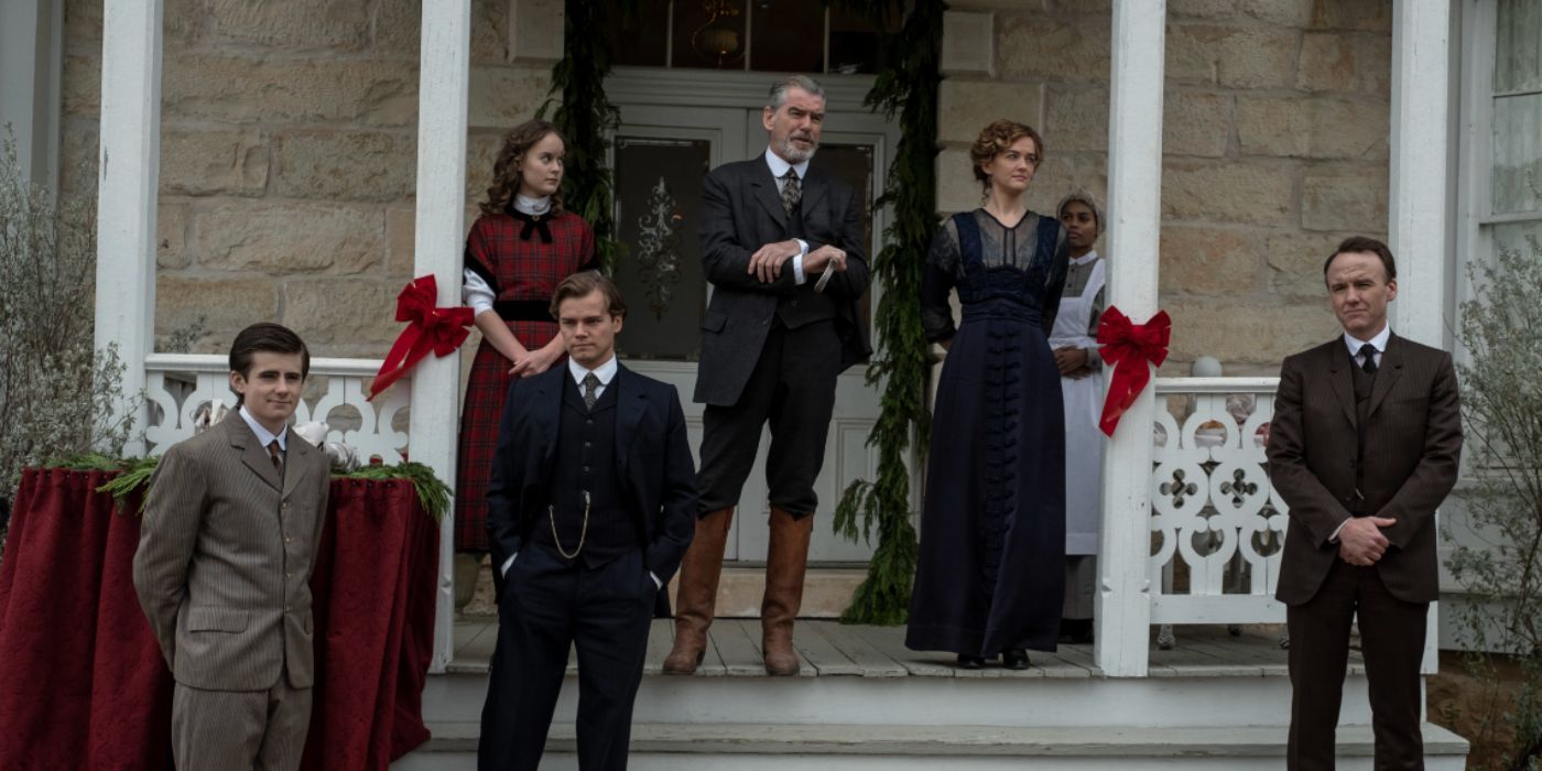 Eli McCullough olarak Pierce Brosnan, ailesiyle birlikte 'Oğul'da bir sundurma üzerinde duran siyah bir takım elbise giyiyor.