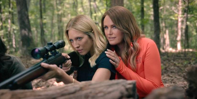 Brittany Snow kā Sofija iemācās izmantot pistoli ar Malinu Åkerman kā Margo medību sievās."