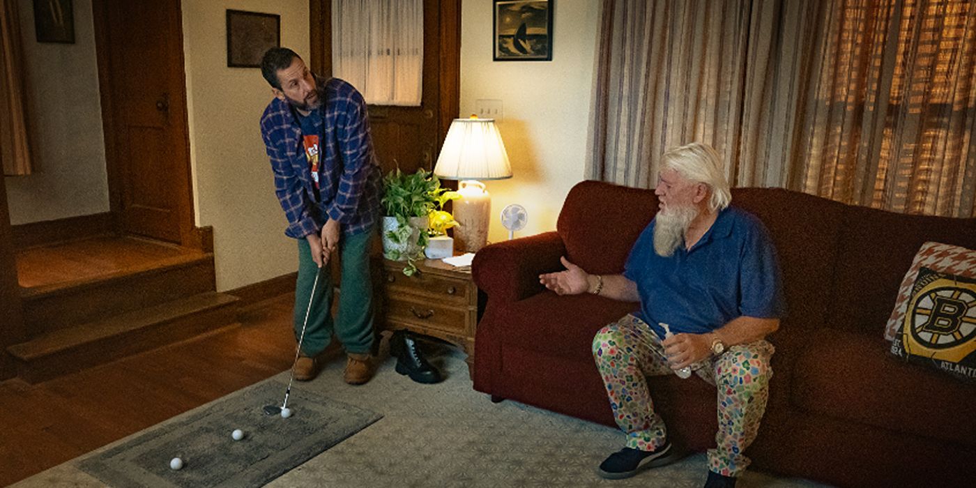 Ādams Sandlers un Džons Dalijs kā Happy Gilmore un John Daly spēlē golfu viesistabā “Happy Gilmore 2”