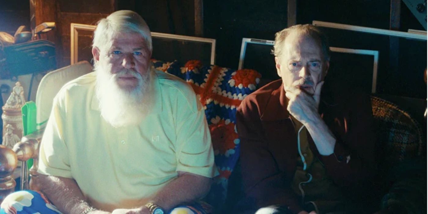 Džons Dalijs un Stīvs Buscemi kā Džons Dalijs un Happy Crazy kaimiņš apsēžas un skatās televizoru Happy Gilmore 2.