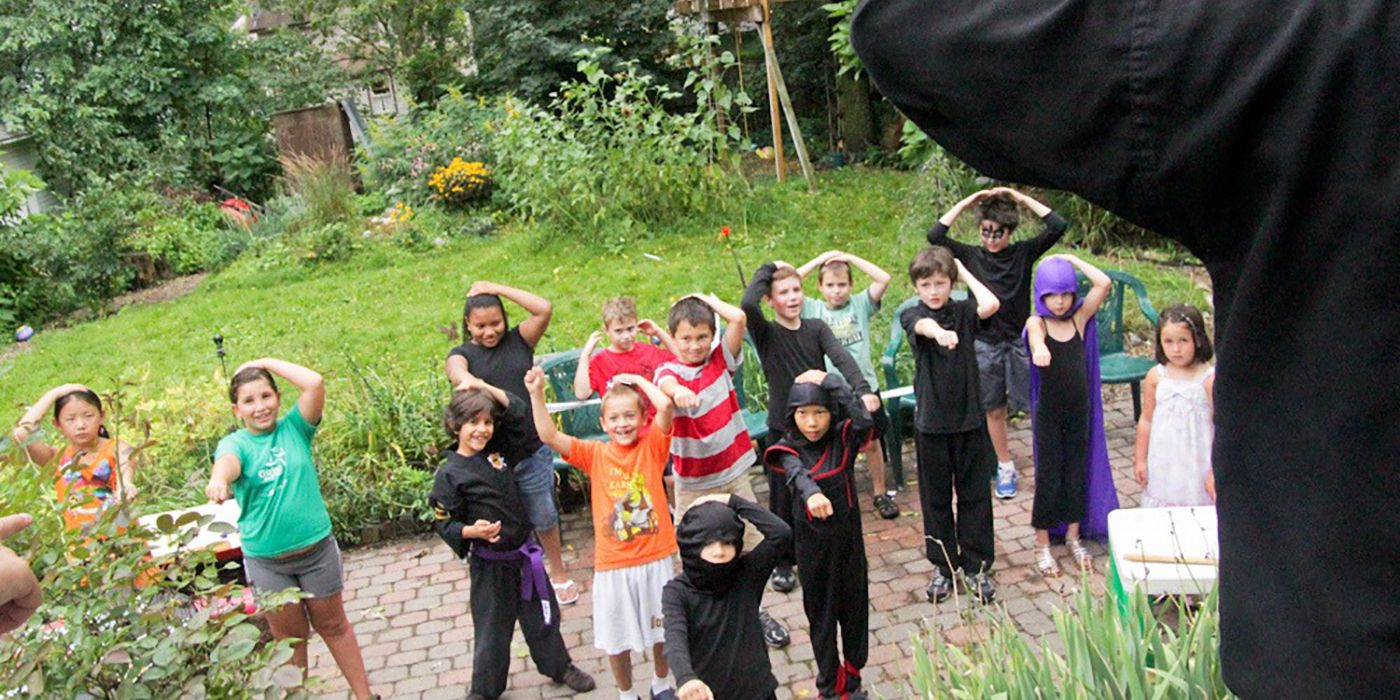 Simon oynarken başlarında elleri olan bir grup çocuk diyor