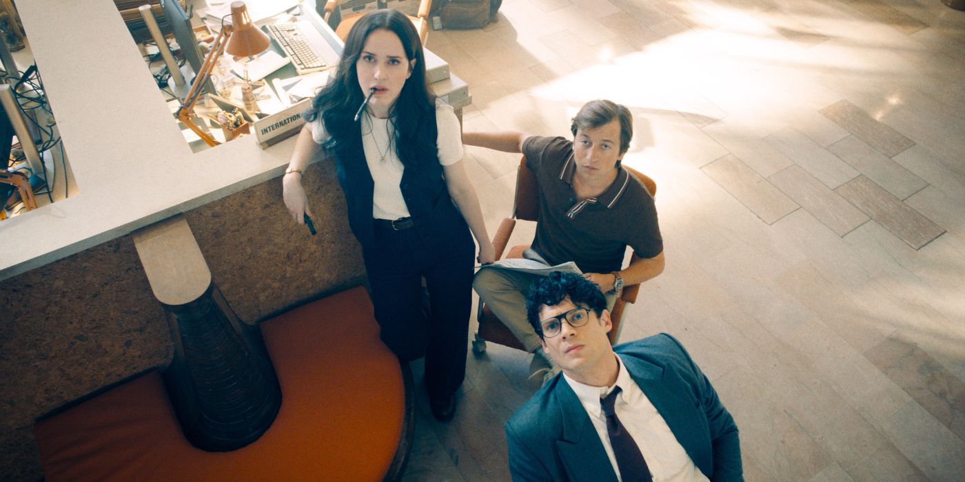 Rachel Brosnahan, Skyler Gisondo e David Corenswet como Lois, Jimmy e Clark, olhando para cima para os escritórios do Daily Planet, em Superman.