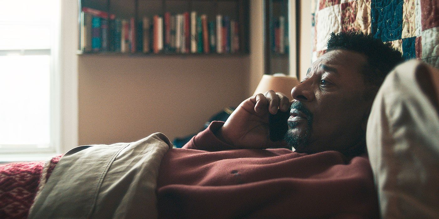 Robert Townsend as Syd's dad on the phone with her in bed in The Bear Season 4