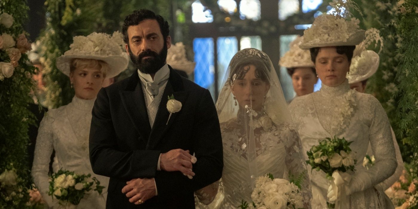 Taissa Farmiga kā Gladys ejot pa eju savā plīvurā ar Morgan Spektoru kā Džordžs apzeltītā laikmetā.