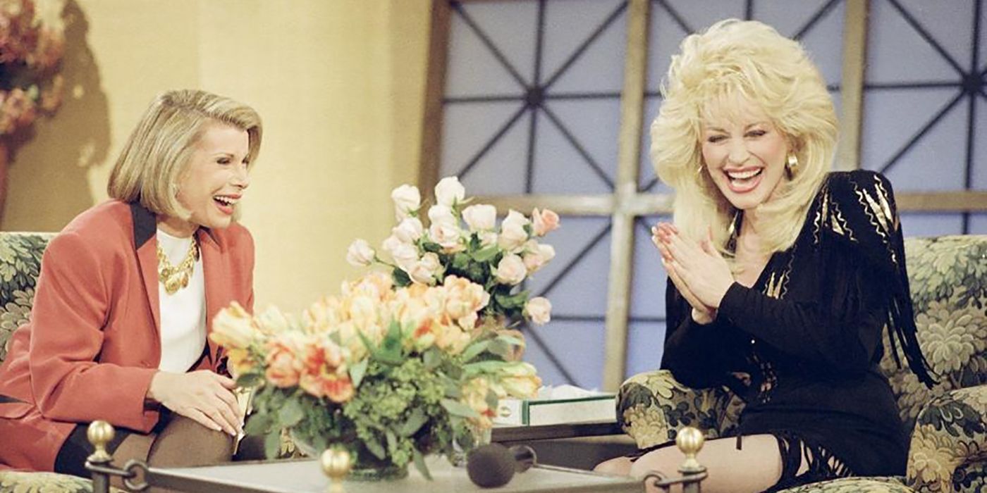 Joan Rivers rindo com Dolly Parton no The Late Show com Joan Rivers.