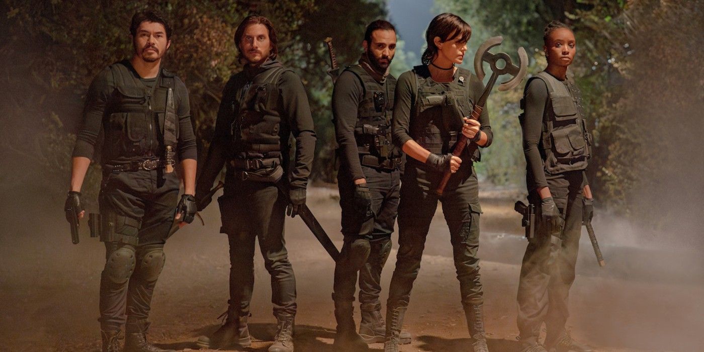 O elenco de 'The Old Guard 2' posando com suas armas