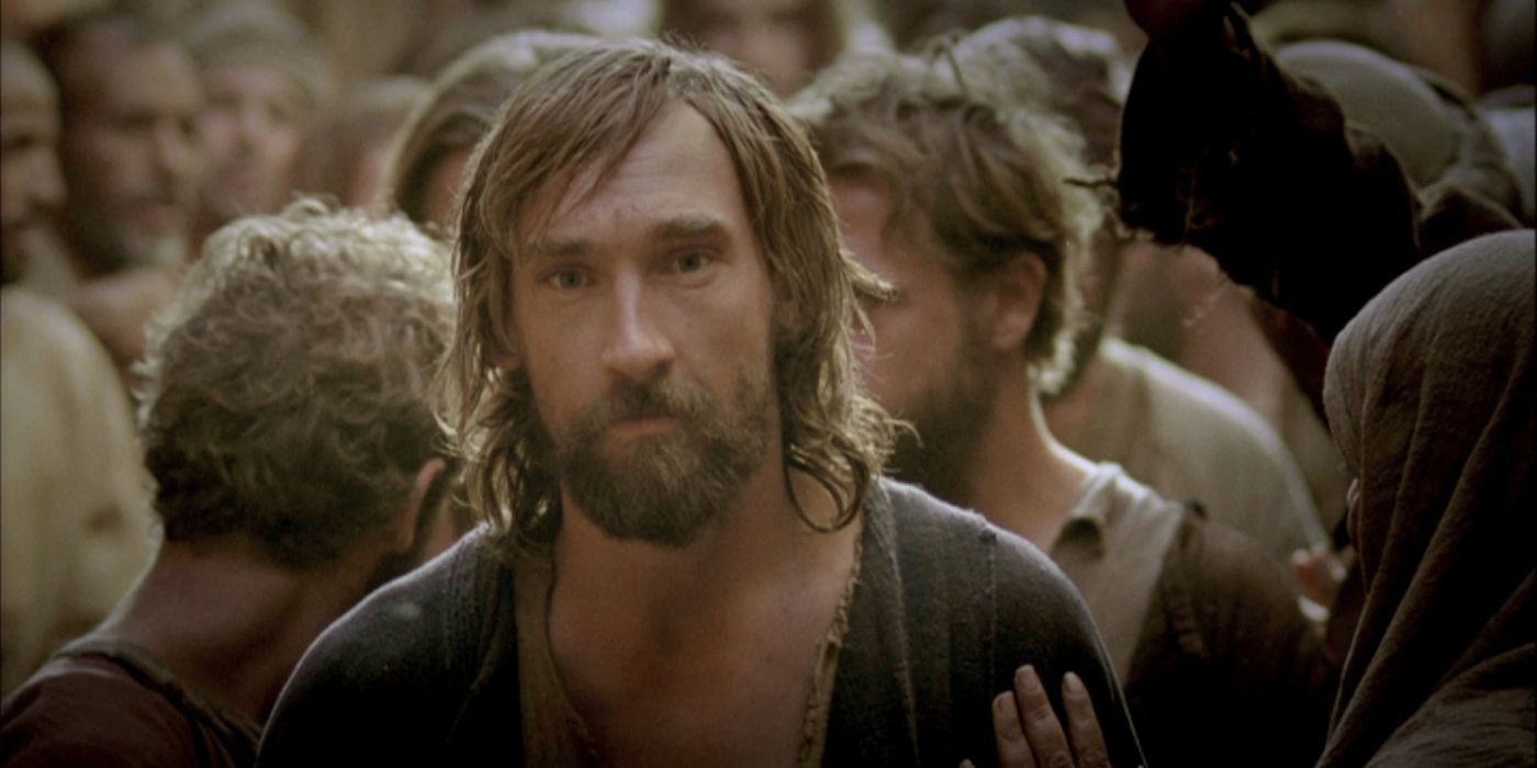 Joseph Mawle as Jesus walking through a crowd in the TV miniseries The Passion.