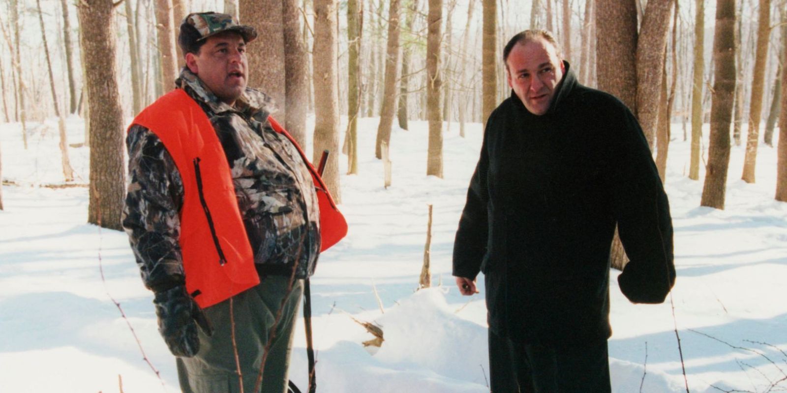 Bobby y Tony de pie juntos en The Woods Pine Barrens (2001), temporada 3 de los Sopranos.