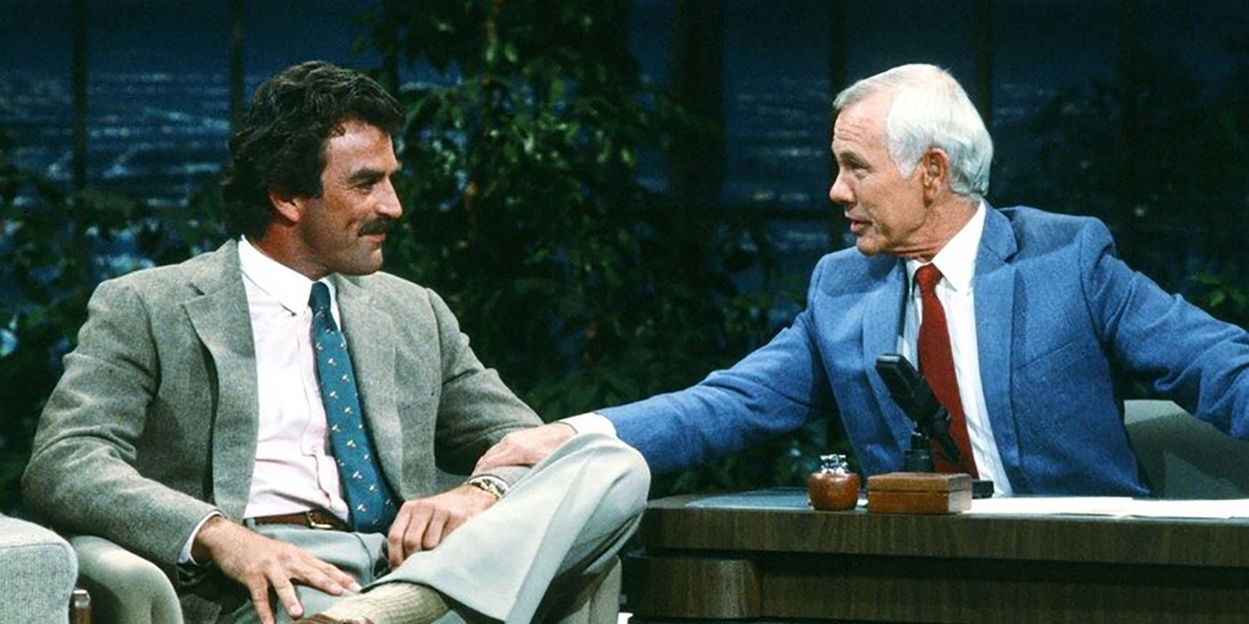 Johnny Carson conversando com Tom Selleck no The Tonight Show.