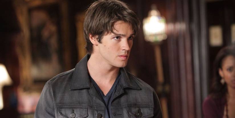 Steven R. McQueen as Jeremy Gilbert looking intently off-camera in The Vampire Diaries.