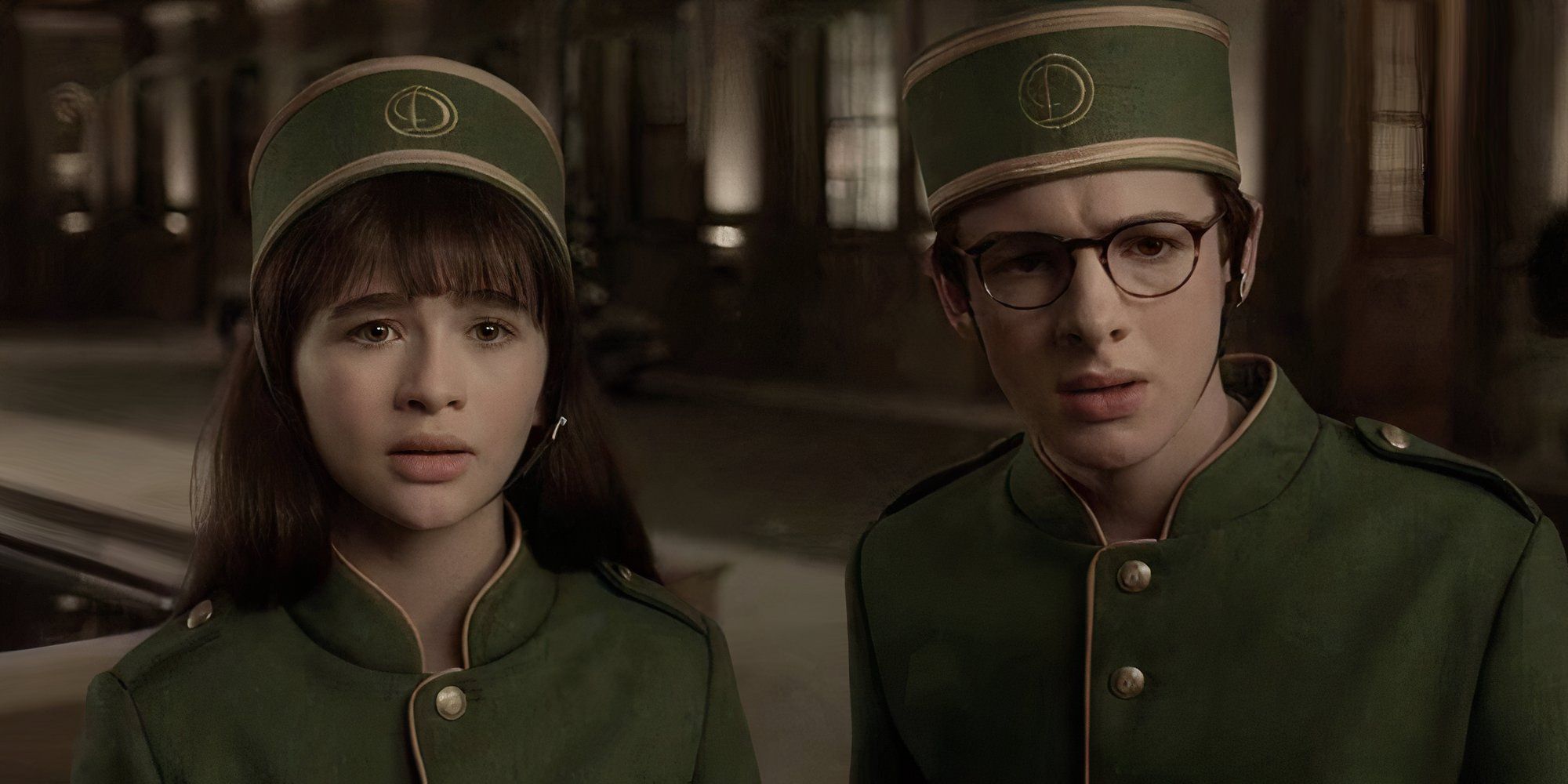 Malina Weissman ve Louis Hynes, Violet ve Klaus Baudelaire olarak bir dizi talihsiz etkinlikte.