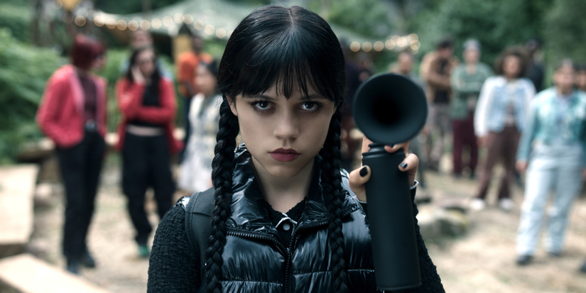 Jenna Ortega como Wednesday Addams sosteniendo una bocina de aire en la segunda temporada de Wednesday.