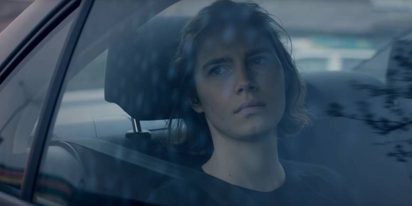 Amanda Knox in a car in Netflix's 'Amanda Knox'