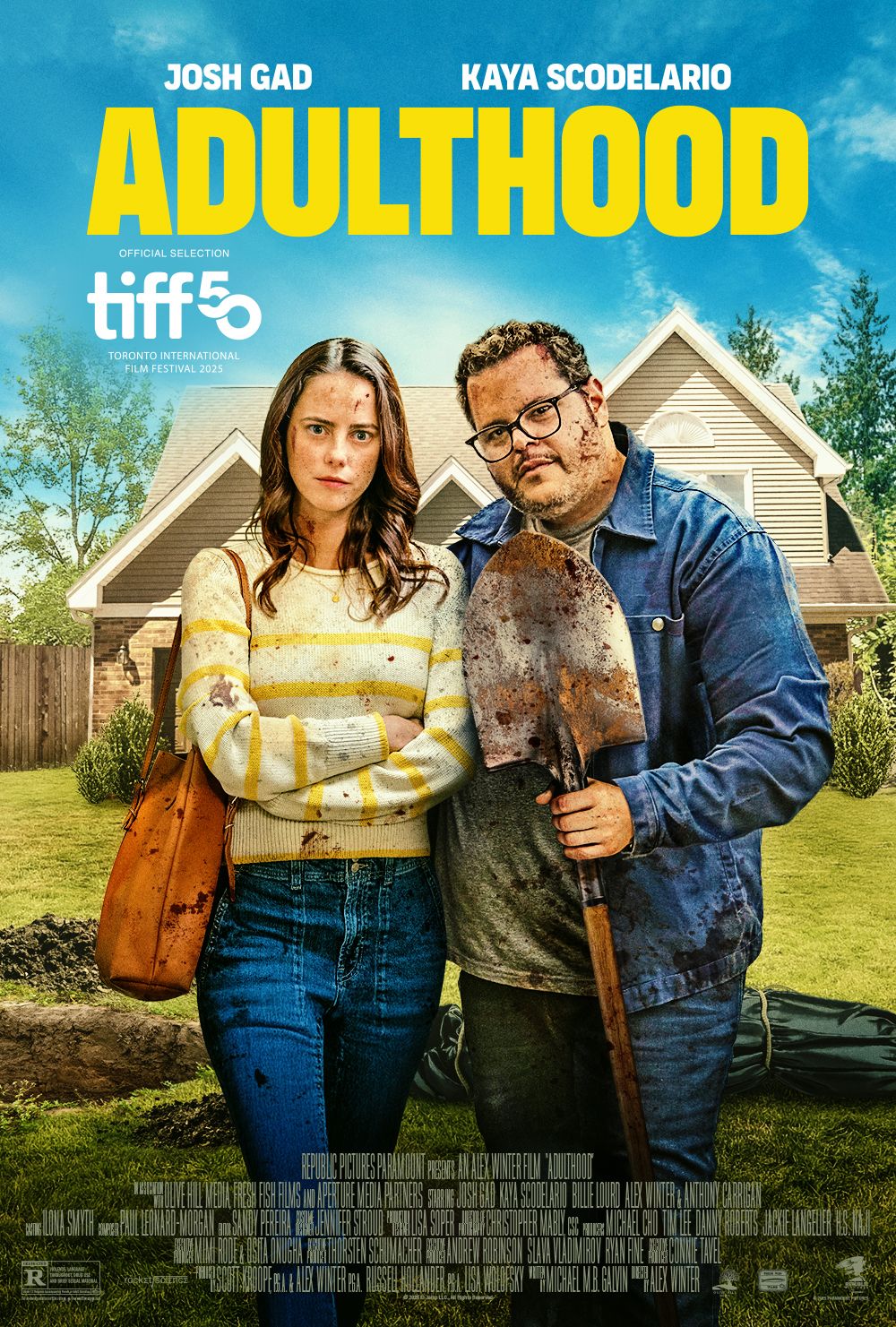 Kaya Scodelario y Josh Gad se ensucian las manos mientras cavan una zanja en el cartel de 'Adulthood'