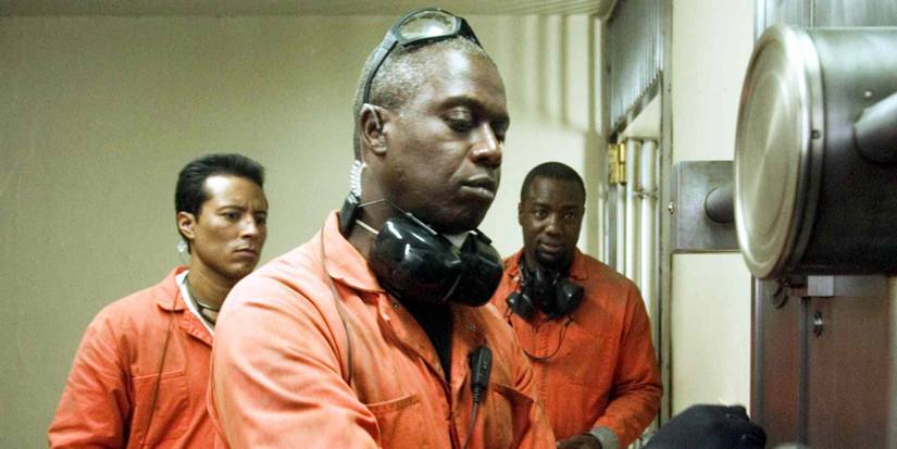 Yancey Arias and Malik Yoba watching Andre Braugher open a bank safe in Thief.