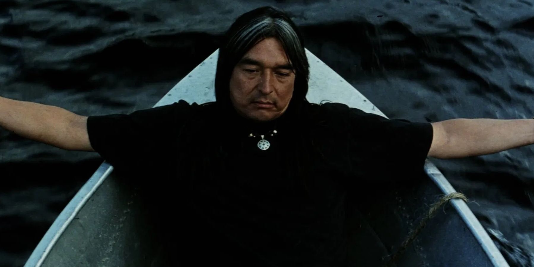 1 Jahr nach „Der mit dem Wolf tanzt“ spielte Graham Greene die Hauptrolle ...