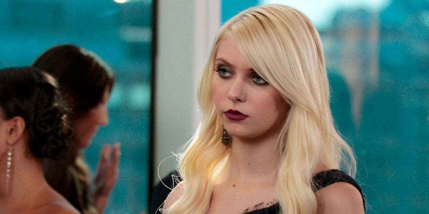 Teilora Momsena kā Dženija Humfrija “Gossip Girl” 4. sezonā, 6. epizode "Viegli J"