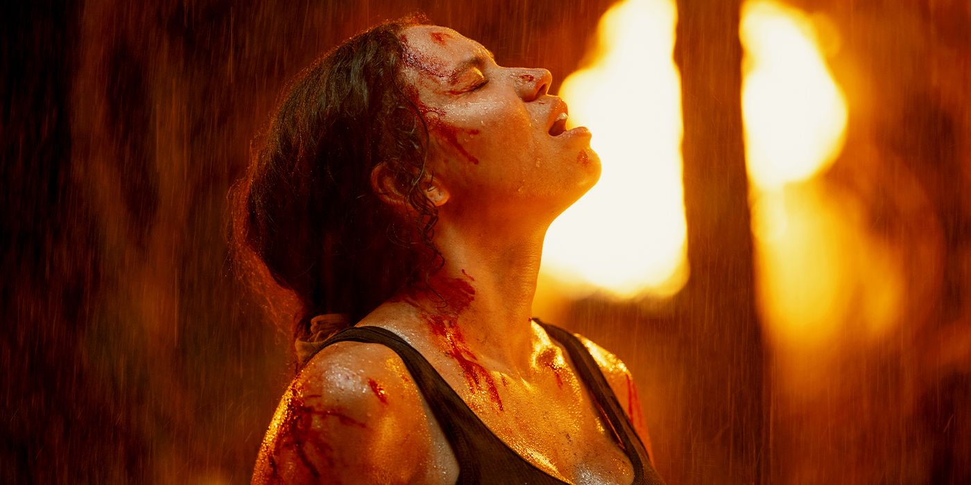 Jurnee Smollet zem lietus degošā mežā dūmos