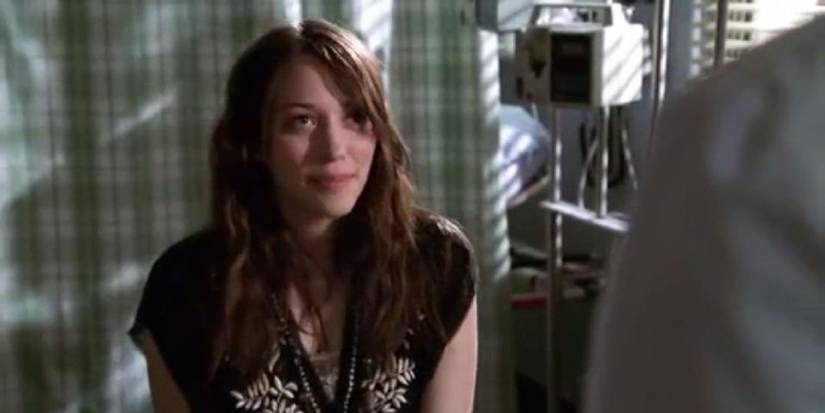 Zoe (Kat Dennings) slightly grinning