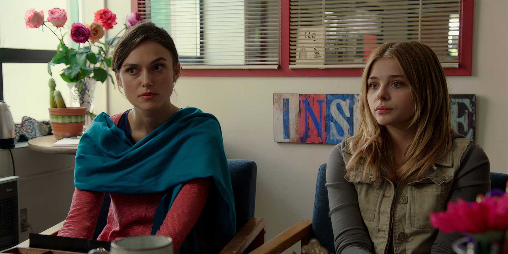 Les protagonistes de Laggies sont assis dans le bureau d'une école.