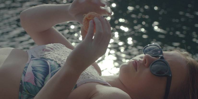 Lana peeling a clementine in Clementine