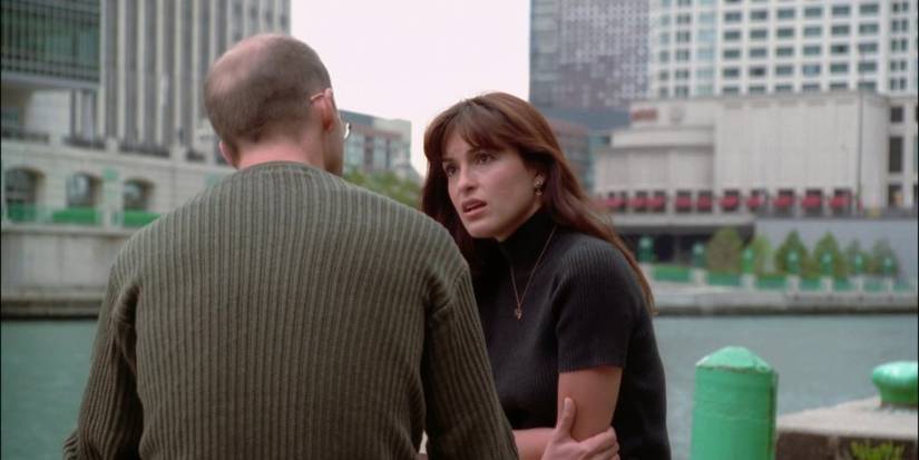 Cynthia (Mariska Hargitay) talking to Mark Greene (Anthony Edwards) as they sit near the Chicago river.