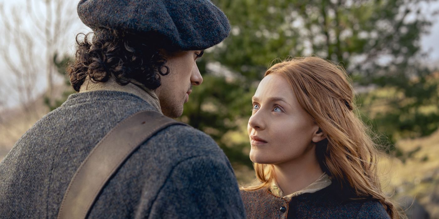 Harriet Slater y Jamie Roy se miran a los ojos en Outlander: Sangre de mi sangre