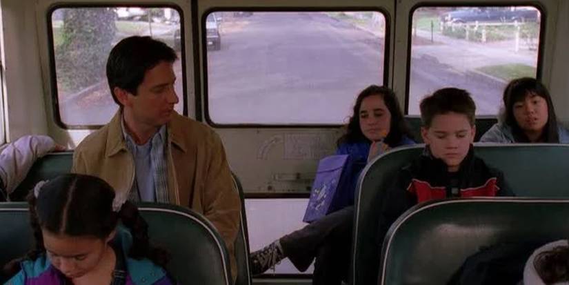 Ray Romano looking at a kid on a bus in Bully on the Bus episode of Everybody Loves Raymond.
