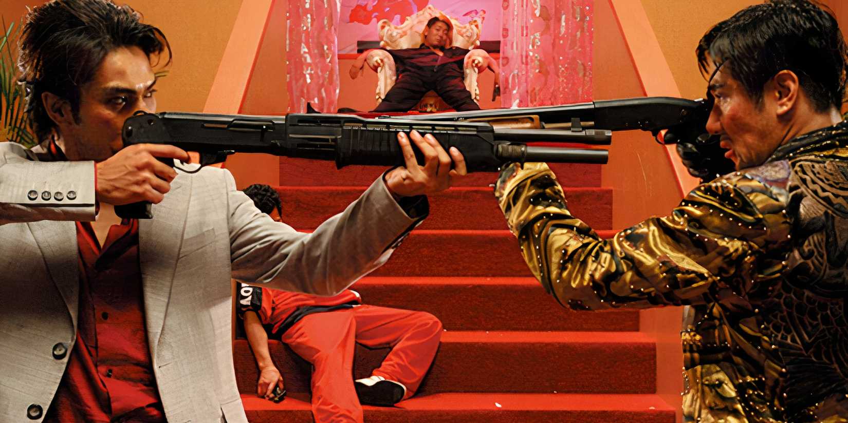 Kazuki Kitamura un Goro Kishitani kā Kazama Kiryu (pa kreisi) un Goro Majima (pa labi) 2007. gada filmā “Yakuza: piemēram, pūķis”