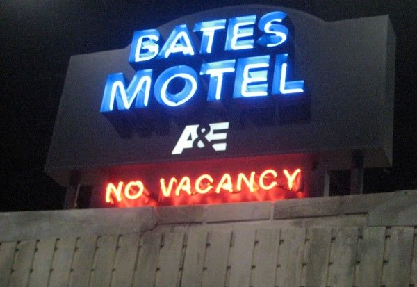 bates-motel-comic-con-booth