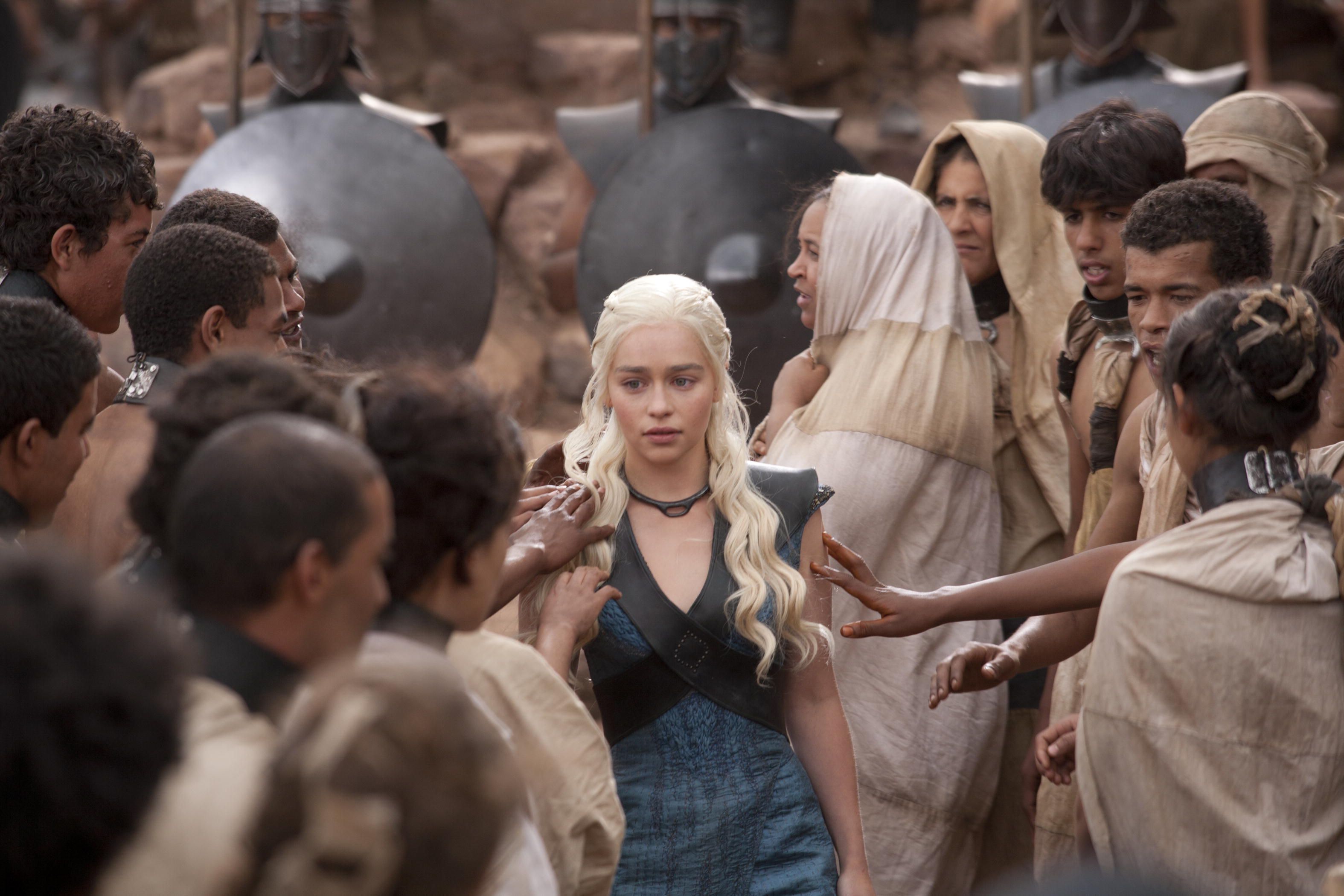 Emilia Clarke en Daenerys en Mhysa dans Game of Thrones