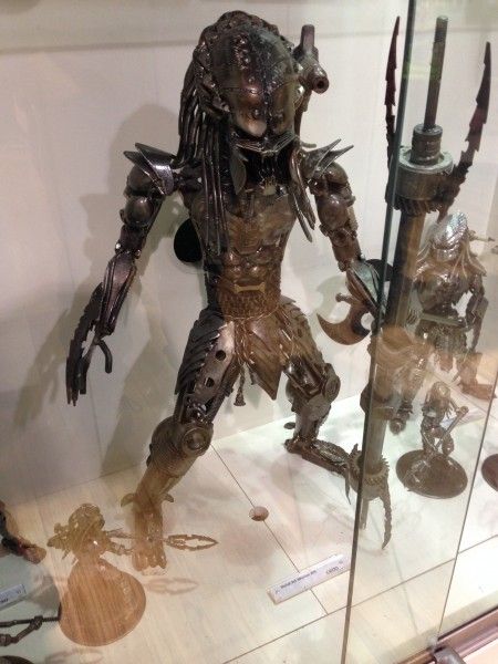 hamleys-predator-statue