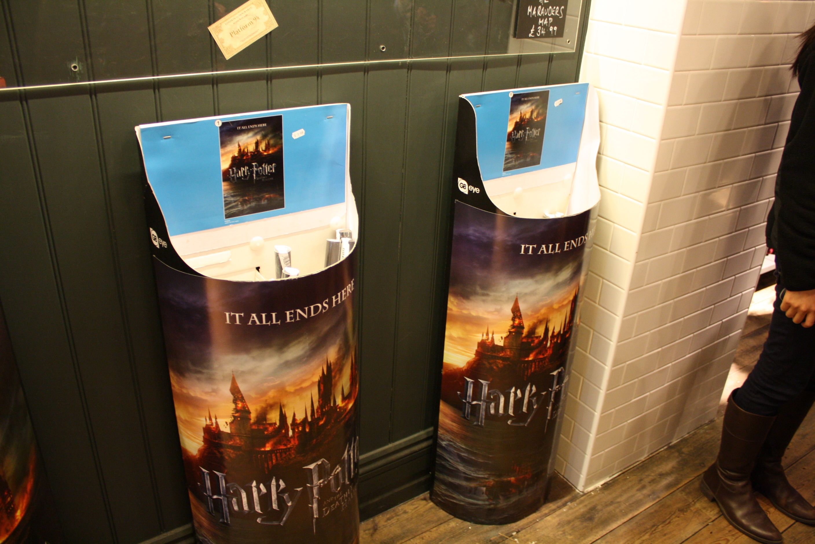 HARRY POTTER Platform 9 3/4 Shop at Kings Cross Station in London Pictures