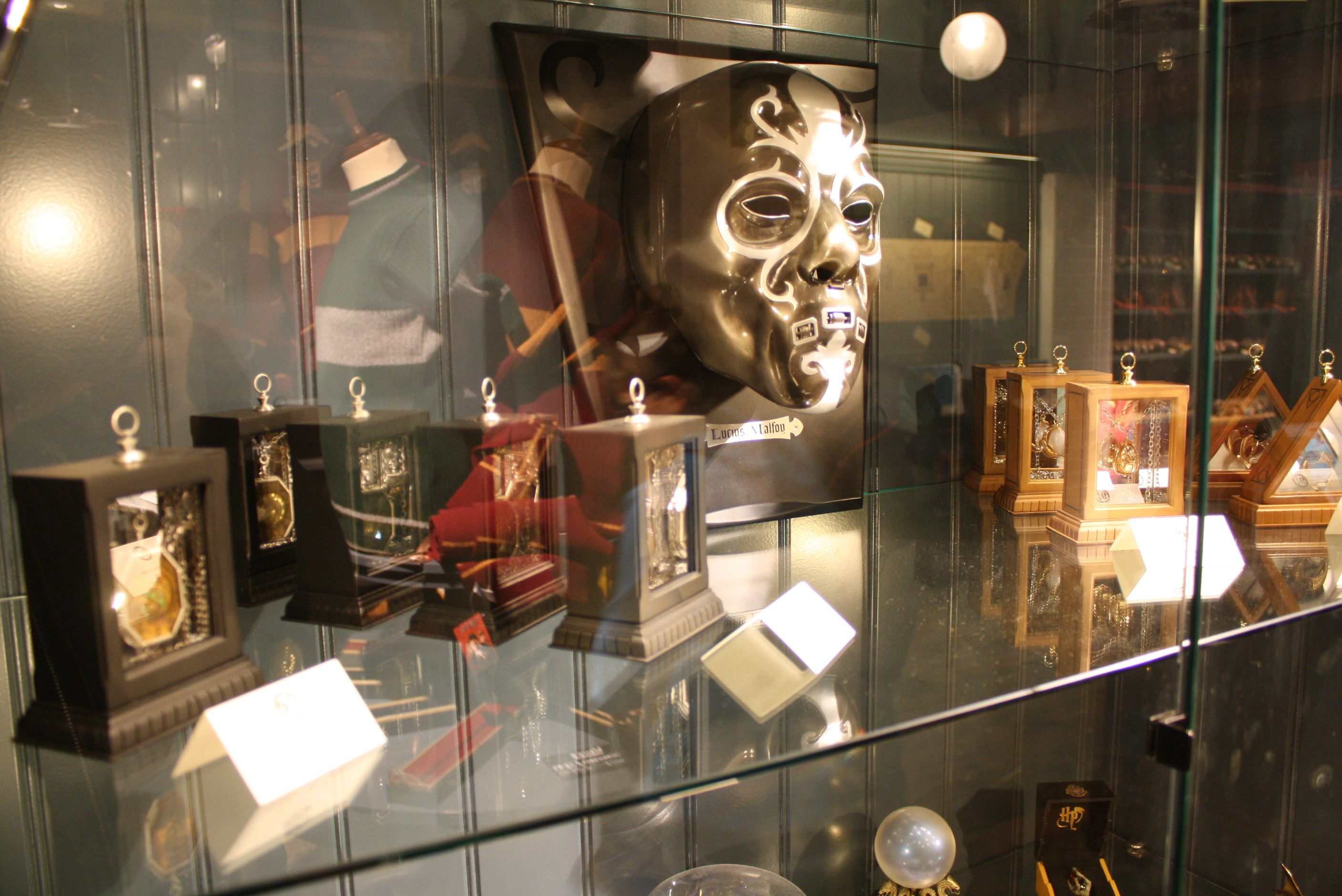 HARRY POTTER Platform 9 3/4 Shop at Kings Cross Station in London Pictures