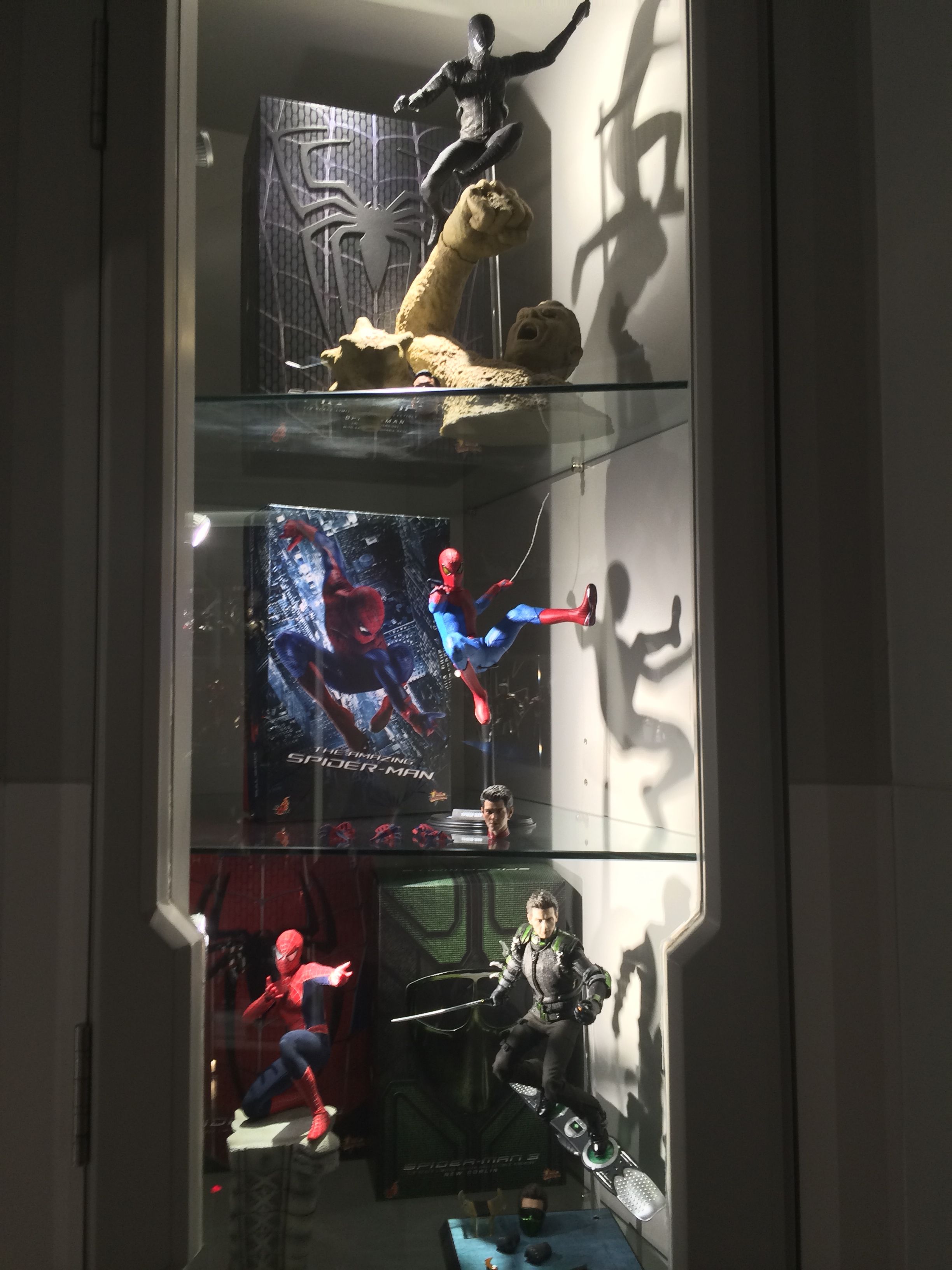 HOT TOYS "Secret Base" Retail Store Images