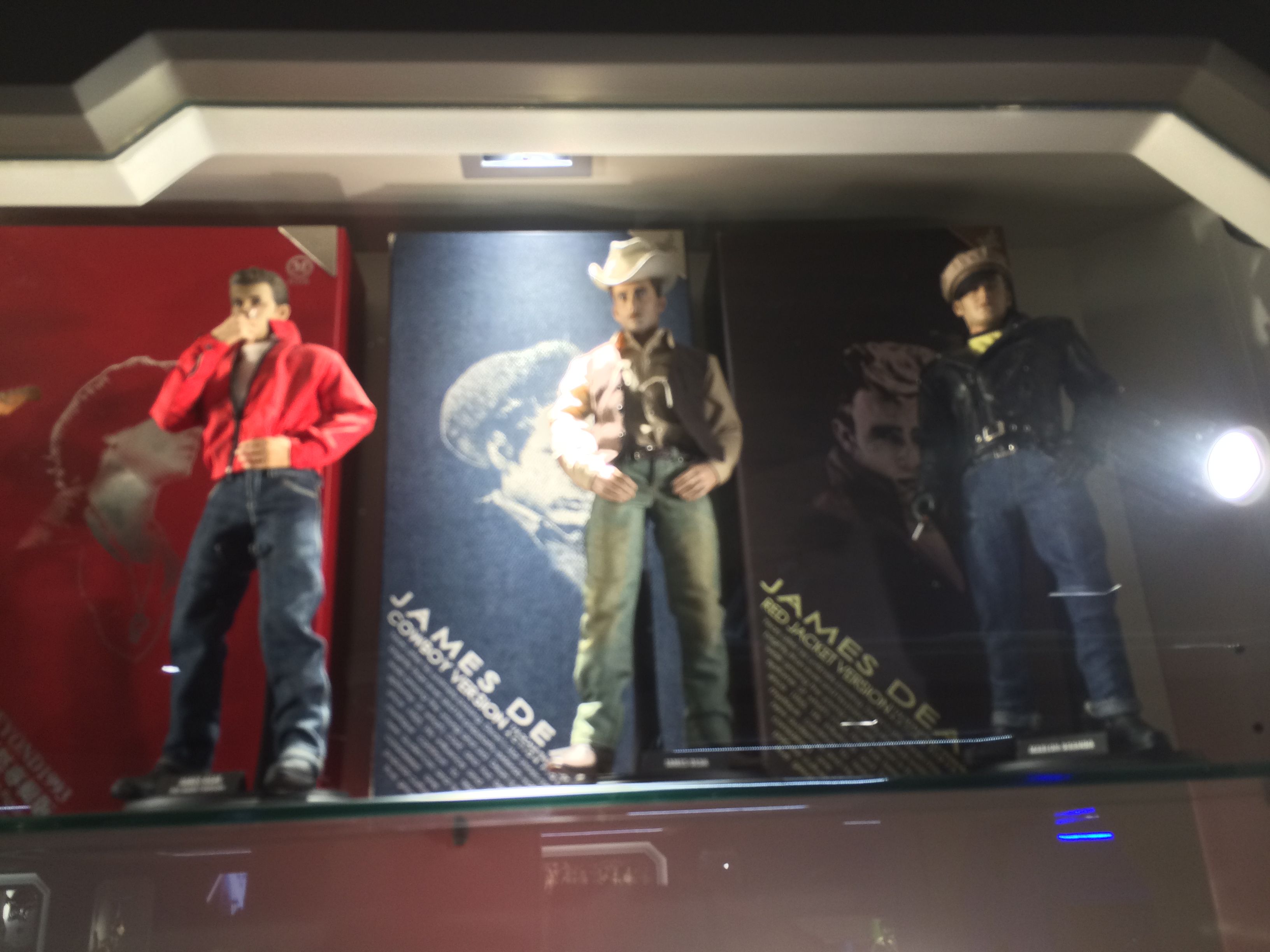 HOT TOYS "Secret Base" Retail Store Images